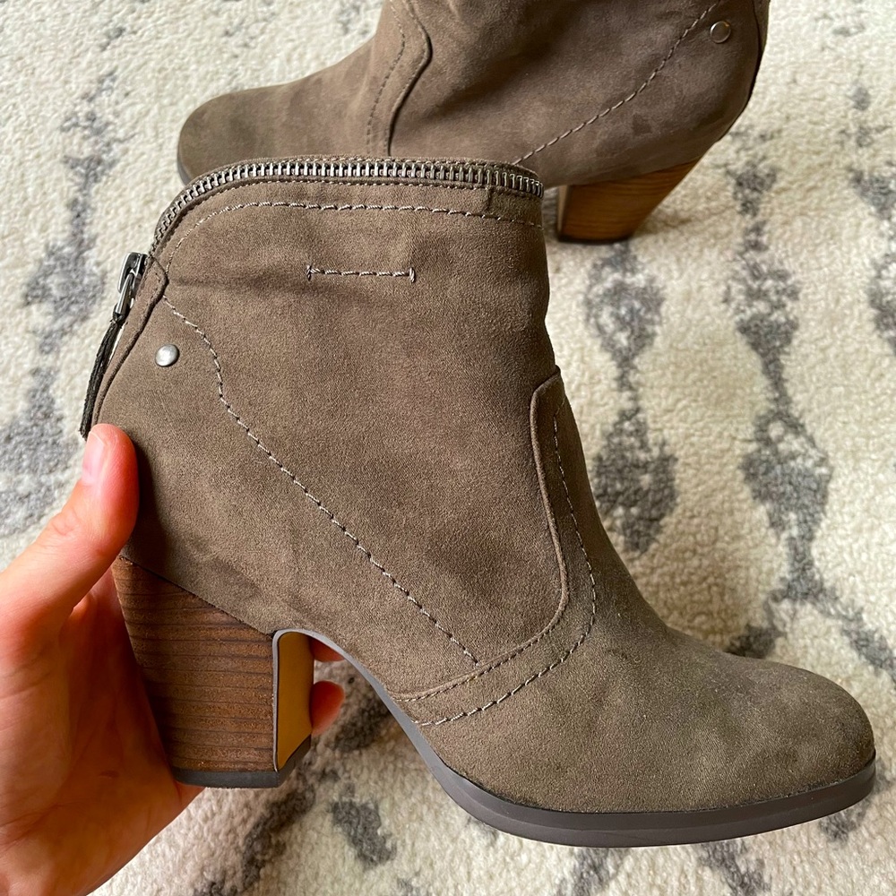Lowered! 💥 Women’s Crown Vintage Taupe Booties - Picture 5 of 12